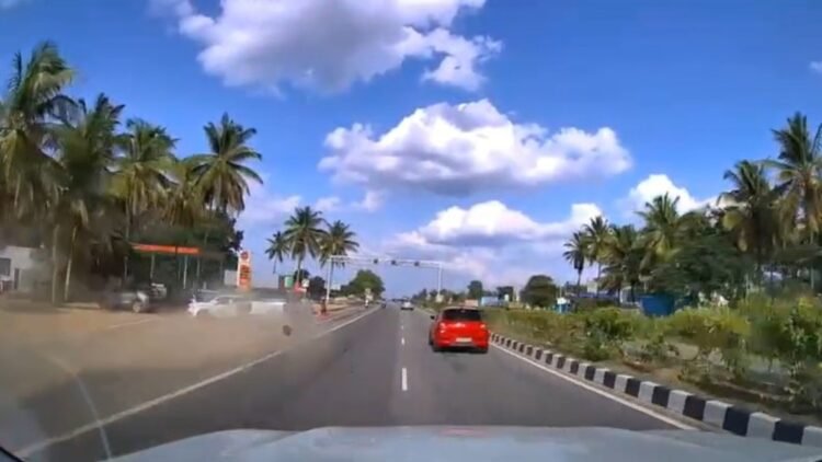 हाईवे पर आगे चल रही कार को पीछे से मारी भीषण टक्कर, हादसे का डरावना VIDEO आया सामने; 1 महिला की मौत, 4 घायल