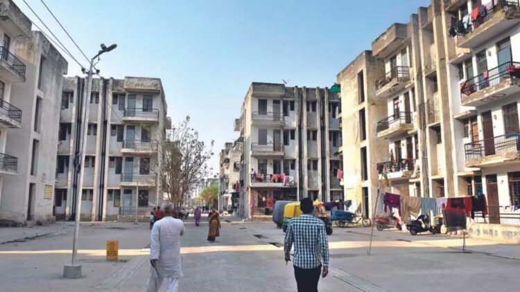 कम आय वाले लोगों के लिए खुशखबरी! ग्रेटर नोएडा में बनेंगे सस्ते बहुमंजिला फ्लैट, प्राधिकरण बोर्ड ने दी मंजूरी