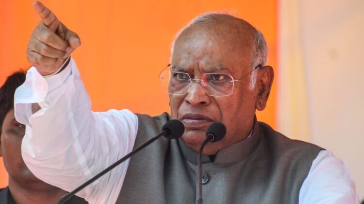 मल्लिकार्जुन खड़गे ‘शुद्धिकरण’ मामले में उत्तराखंड बीजेपी नेताओं के खिलाफ बेंगलुरु में दर्ज हुई ज़ीरो FIR