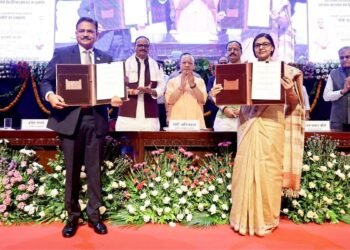 आउटसोर्स कर्मचारियों की नौकरी को लेकर CM योगी का बड़ा प्लान, अब कंपनियां सीधे नहीं कर सकेंगी बर्खास्त; जानें नया नियम