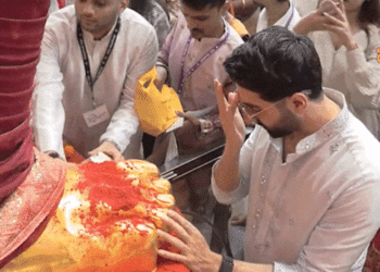 लालबागचा राजा के दरबार में पहुंचे आयुष्मान खुराना:संजय दत्त ने पत्नी मान्यता को तिलक लगाया; अंकिता लोखंडे ने बप्पा के चरणों में झुककर लिया आशीर्वाद