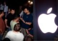 दिल्ली से मुंबई तक, iPhone का नया मॉडल खरीदने के लिए लगी लंबी कतारें, ग्राहक ने कहा- ’10 बजे रात से ही लाइन में हूं…’, Video