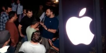 दिल्ली से मुंबई तक, iPhone का नया मॉडल खरीदने के लिए लगी लंबी कतारें, ग्राहक ने कहा- ’10 बजे रात से ही लाइन में हूं…’, Video