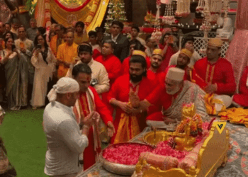 सलमान खान ने एंटीलिया में लिया बप्पा का आशीर्वाद:तिलक लगवाकर फूल अर्पण किए, सिद्धार्थ-कियारा ने भी दर्शन किए; राधिका मर्चेंट की भक्तिमय परफॉर्मेंस में डूबे मेहमान