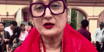 गोविंदा की पत्नी सुनीता आहूजा ने मांगा लोगों से सपोर्ट:काली मंदिर पहुंचीं, बोलीं- जो मेरा घर बर्बाद कर रही है, माता उसको देखें