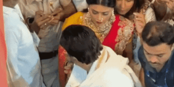 Govinda Visits Lalbaugcha Raja With Komal Rani