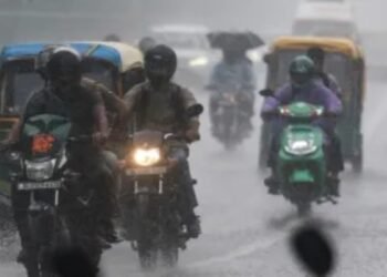 दिल्ली में आज बरसेंगे बादल, 15 से ज्यादा राज्यों में आंधी और लैंडस्लाइड का अलर्ट