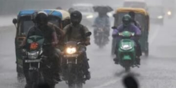 दिल्ली में आज बरसेंगे बादल, 15 से ज्यादा राज्यों में आंधी और लैंडस्लाइड का अलर्ट
