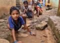 घिसटकर चलती हैं 3 बच्चियां, मां-बाप नहीं रहेंगे तो क्या होगा? तीन दिव्यांग बेटियों के साथ बेबस परिवार; देखें VIDEO