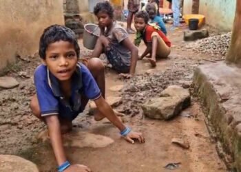 घिसटकर चलती हैं 3 बच्चियां, मां-बाप नहीं रहेंगे तो क्या होगा? तीन दिव्यांग बेटियों के साथ बेबस परिवार; देखें VIDEO