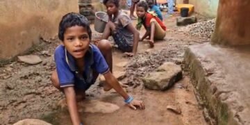 घिसटकर चलती हैं 3 बच्चियां, मां-बाप नहीं रहेंगे तो क्या होगा? तीन दिव्यांग बेटियों के साथ बेबस परिवार; देखें VIDEO