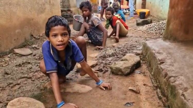 घिसटकर चलती हैं 3 बच्चियां, मां-बाप नहीं रहेंगे तो क्या होगा? तीन दिव्यांग बेटियों के साथ बेबस परिवार; देखें VIDEO