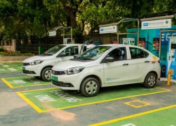 यूपी के इस शहर में लगेगा ₹700 करोड़ का बैटरी प्लांट, इलेक्ट्रिक गाड़ियों की मैन्युफैक्चरिंग को मिलेगी रफ्तार