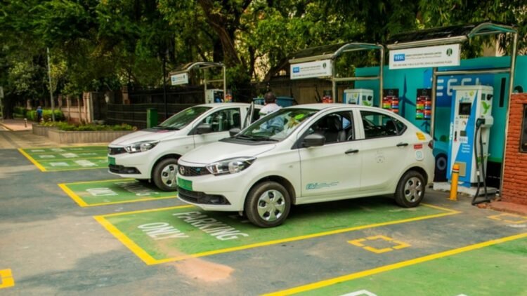 यूपी के इस शहर में लगेगा ₹700 करोड़ का बैटरी प्लांट, इलेक्ट्रिक गाड़ियों की मैन्युफैक्चरिंग को मिलेगी रफ्तार