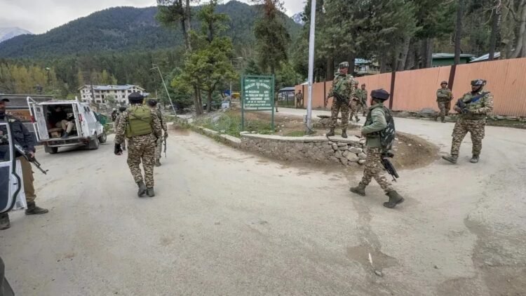 मणिपुर के गांव में उग्रवादियों ने की अंधाधुंध फायरिंग महिला की मौत; पति-बेटा घायल