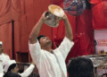 लालबागचा राजा के दरबार में पहुंचे विद्युत जामवाल:आरती के साथ शंख और डमरू बजाकर लिया बप्पा का आशीर्वाद