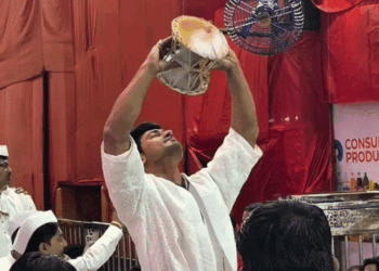 लालबागचा राजा के दरबार में पहुंचे विद्युत जामवाल:आरती के साथ शंख और डमरू बजाकर लिया बप्पा का आशीर्वाद
