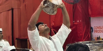 लालबागचा राजा के दरबार में पहुंचे विद्युत जामवाल:आरती के साथ शंख और डमरू बजाकर लिया बप्पा का आशीर्वाद