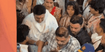 रूमर्ड गर्लफ्रेंड संग दिखे गोविंदा, पत्नी का बयान आया:सुनीता आहूजा बोलीं- इंसानों को जितना प्यार करो, कोई फायदा नहीं, धोखा ही देते हैं