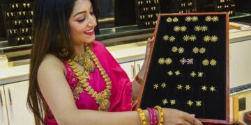 2150 रुपये सस्ता हुआ सोना, चांदी के भाव बढ़े- चेक करें सर्राफा बाजार की कीमतें