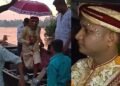 उत्साह हो तो ऐसा! दूल्हे ने बाढ़ के पानी को दिखाया ठेंगा, नाव में सवार होकर शादी करने पहुंचा, बारात भी थी साथ