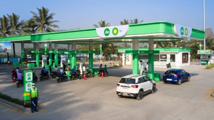 डीजल की बिक्री पर कंपनियों ने लगाया कैप, Jio-bp और Nayara के बाद अब सरकारी तेल कंपनियां भी उठा सकती हैं बड़ा कदम