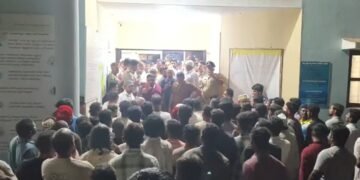 कर्नाटक में गणेश विसर्जन जुलूस के दौरान बवाल, गुस्साए लोगों ने थाने के बाहर लगाई भीड़
