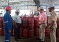 हर 4 में से 1 सिलेंडर में तय मात्रा से कम गैस, LPG बॉटलिंग यूनिट्स पर हुई छापेमारी में चौंकाने वाला खुलासा, जुर्माना वसूला गया