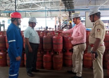 हर 4 में से 1 सिलेंडर में तय मात्रा से कम गैस, LPG बॉटलिंग यूनिट्स पर हुई छापेमारी में चौंकाने वाला खुलासा, जुर्माना वसूला गया