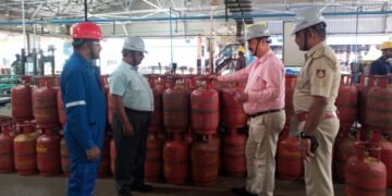 हर 4 में से 1 सिलेंडर में तय मात्रा से कम गैस, LPG बॉटलिंग यूनिट्स पर हुई छापेमारी में चौंकाने वाला खुलासा, जुर्माना वसूला गया