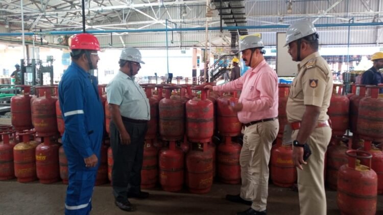 हर 4 में से 1 सिलेंडर में तय मात्रा से कम गैस, LPG बॉटलिंग यूनिट्स पर हुई छापेमारी में चौंकाने वाला खुलासा, जुर्माना वसूला गया