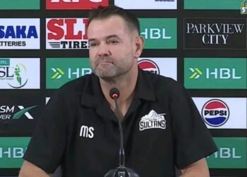 England Tour पर विवादों के बीच Pak Batter's के बचाव में उतरे Coach Michael Smith