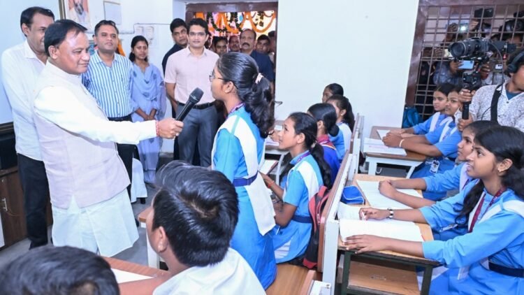 CM माझी का बड़ा ऐलान- 45 हजार शिक्षकों की होगी भर्ती, सोशल मीडिया से दूरी बनाएं छात्र