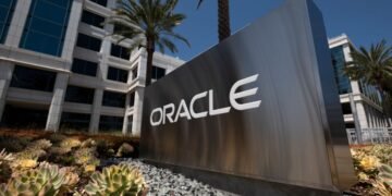 पत्नी की सर्जरी के लिए नहीं मिली छुट्टी, होली-दिवाली पर भी किया काम- Oracle ने 12 साल से काम कर रहे कर्मचारी को निकाला