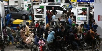पाकिस्तान में 370 रुपये के पार पहुंची पेट्रोल की कीमतें, अब 1 लीटर तेल पर 100 रुपये की सब्सिडी देगी सरकार
