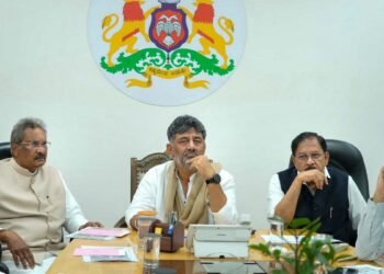 कर्नाटक में राज्य सरकार के कार्यक्रमों में ‘वंदे मातरम’ के सिर्फ़ दो पद गाए जाएंगे, कांग्रेस सरकार ने जारी किया आदेश