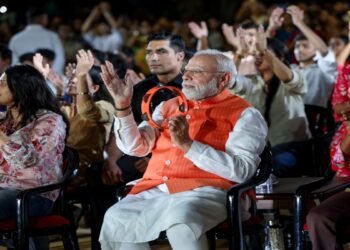 Bhajan Clubbing in Delhi, भजन क्लबिंग में पहुंचे पीएम मोदी, दर्शकों के बीच ताली और डफली बजाई