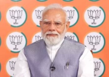 PM मोदी का वाराणसी से वडनगर के लिए निकले युवाओं से संवाद, बताया क्यों धोए थे कुंभ में सफाई करने वाले सफाईकर्मियों के पैर