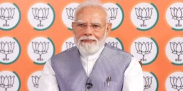 PM मोदी का वाराणसी से वडनगर के लिए निकले युवाओं से संवाद, बताया क्यों धोए थे कुंभ में सफाई करने वाले सफाईकर्मियों के पैर