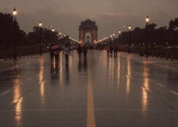 दिल्ली वालों को आज बारिश के साथ आंधी-तूफान का करना पड़ सकता है सामना, जानें UP-बिहार समेत अन्य राज्यों का मौसम