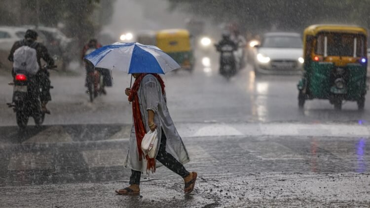आज कहां-कहां बरसेंगे बादल? दिल्ली-UP-बिहार समेत कई राज्यों में बारिश का अलर्ट, पढ़ें मौसम अपडेट्स