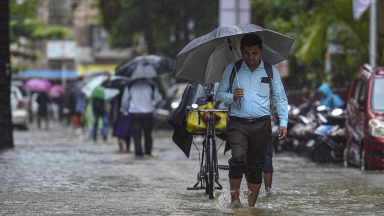ओडिशा में डीप डिप्रेशन का असर, 11 जिलों में भारी बारिश का अलर्ट, मछुआरों को समुद्र में न जाने की सलाह