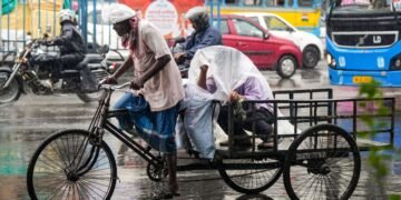 यूपी-बिहार-ओडिशा समेत कई राज्यों में शनिवार को आंधी-तूफान के साथ भारी बारिश की चेतावनी, समुद्री तटों पर न जाने की सलाह