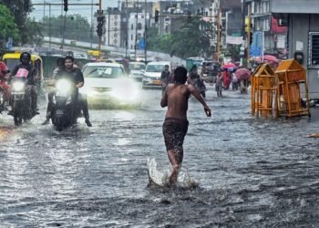 दिल्ली से महाराष्ट्र तक बिगड़ा मौसम का मिजाज, भारी बारिश के साथ तूफानी हवाओं का अलर्ट जारी