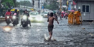 दिल्ली से महाराष्ट्र तक बिगड़ा मौसम का मिजाज, भारी बारिश के साथ तूफानी हवाओं का अलर्ट जारी