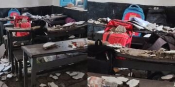 VIDEO: बच्चे पढ़ रहे थे, तभी सरकारी स्कूल की छत का हिस्सा गिरा, 6 घायल