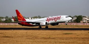 SpiceJet की बढ़ी मुश्किलें, बार-बार फ्लाइट लेट होने पर DGCA ने शुरू की स्क्रूटनी