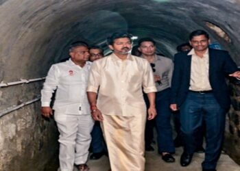 तमिलनाडु के मंदिरों में अब स्मार्टफ़ोन लेकर जाने पर पाबंदी, विजय सरकार ने जारी किया आदेश