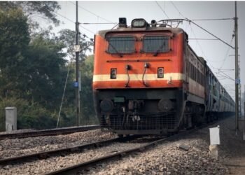रेलवे ने 4 एक्सप्रेस ट्रेनों की टाइमिंग बदली, 9 और ट्रेनों का समय जल्द बदलेगा; देखें पूरी लिस्ट