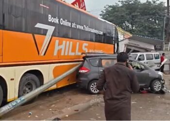 पांच गाड़ियों को टक्कर मारने के बाद होटल में घुसी बस, चूल्हे से लगी आग, 50 लोग घायल